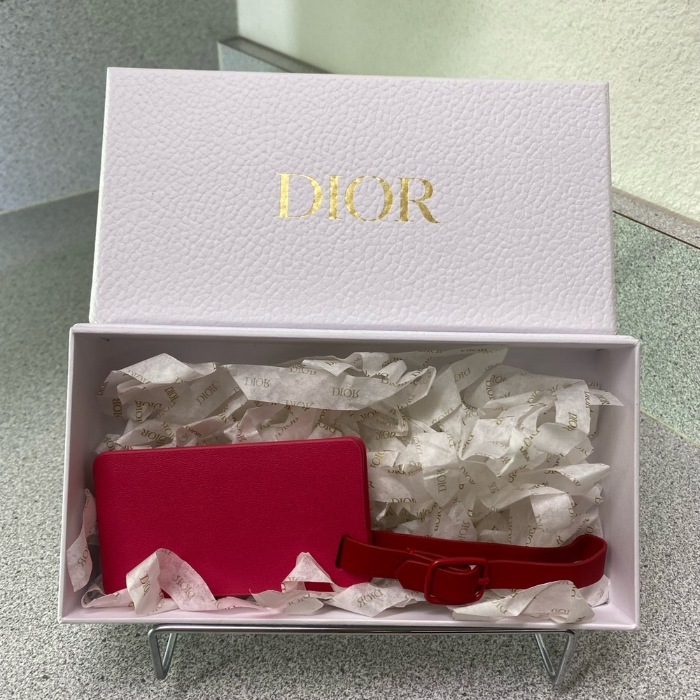 DIOR Red Luggage Travel Tag &
Compact Mirror NIB - Picture 3 of 3